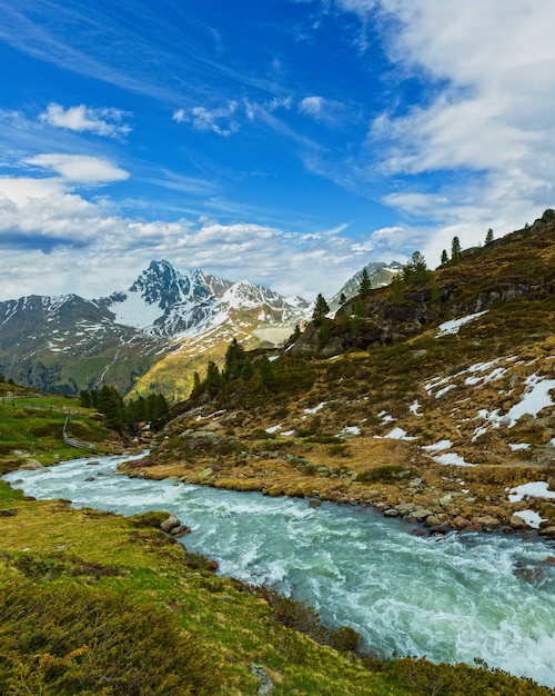 Córrego da montanha Summer Alps a caminho de Kaunertal Gletscherб Áustria, Tirol