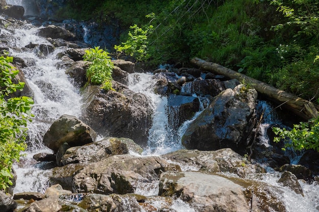 Córrego da montanha tropical com raio de sol em uma vista incrível da cachoeira natural com cristal cle