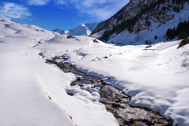 Córrego de neve Cerler nos Pirenéus de Huesca Espanha