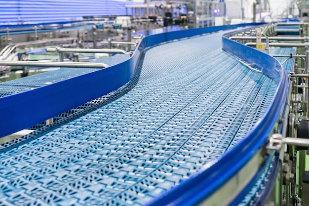 Correia transportadora vazia da linha de produção, parte do equipamento industrial