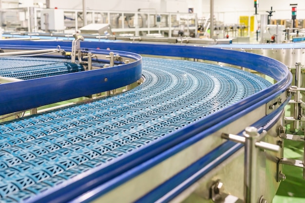 Correia transportadora vazia da linha de produção, parte do equipamento industrial