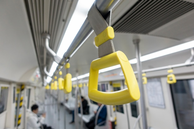 Correias de suspensão no metrô