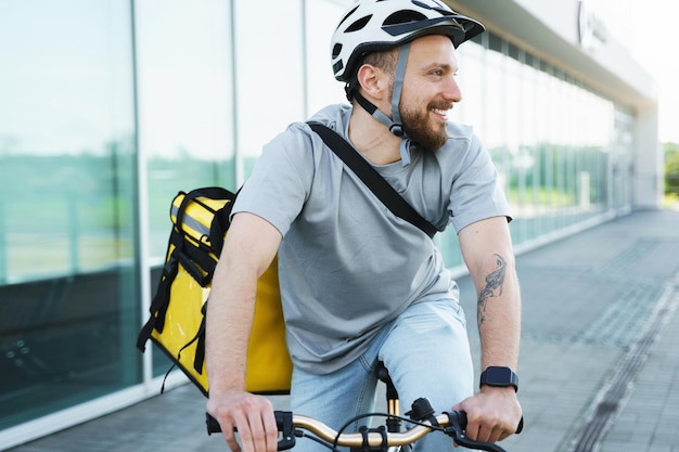 Correio de entrega expressa andando de bicicleta com bolsa isolada