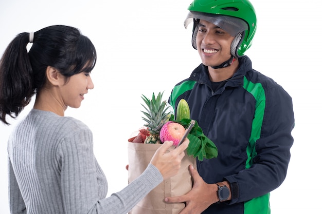 Correio de motorista com comida enviando pedido on-line para o cliente