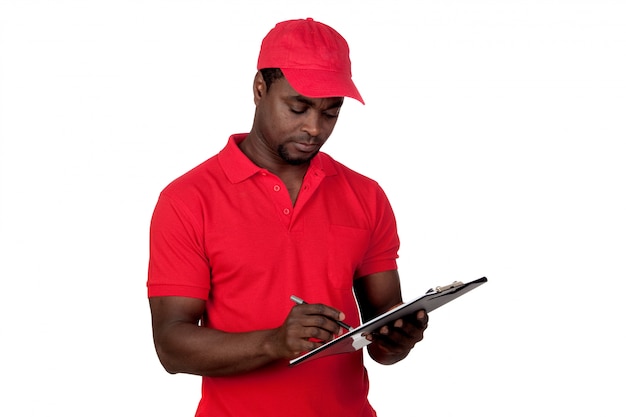 Correio de trabalhador com uniforme vermelho isolado em um fundo branco