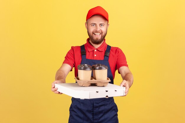 Correio em pé com caixa de pizza e café em copo descartável serviço de entrega de fast food