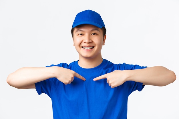 Correio masculino asiático sorridente com uniforme azul