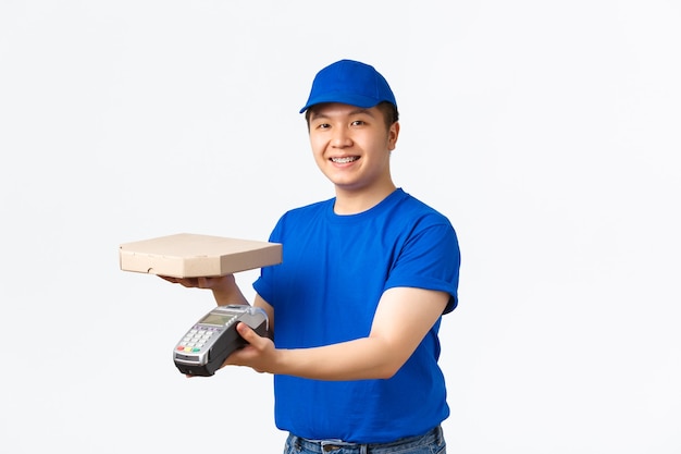 Correio masculino asiático sorridente com uniforme azul