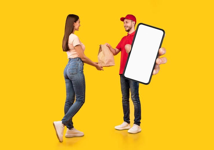 Foto correio masculino de aplicativo de entrega segurando smartphone em branco e dando pacote ao cliente