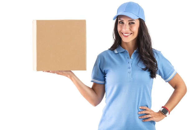 Correio sorridente de cabelos escuros de boné azul e uniforme de camiseta segurando alegremente um pacote de papelão pronto para entregar Fundo isolado