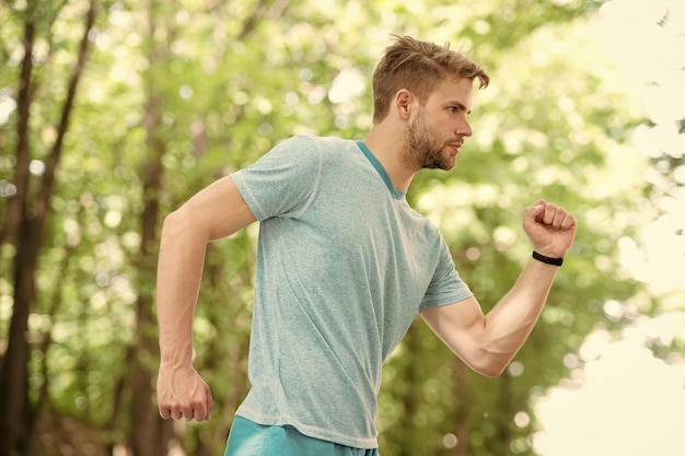 Correndo esportista cheio de energia homem fazendo esporte esportes ao ar livre moda saúde e aptidão correr para o sucesso resistência e resistência carga aeróbica e anaeróbica correr para ser o primeiro homem corredor