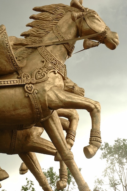 Foto correndo estátua de cavalo