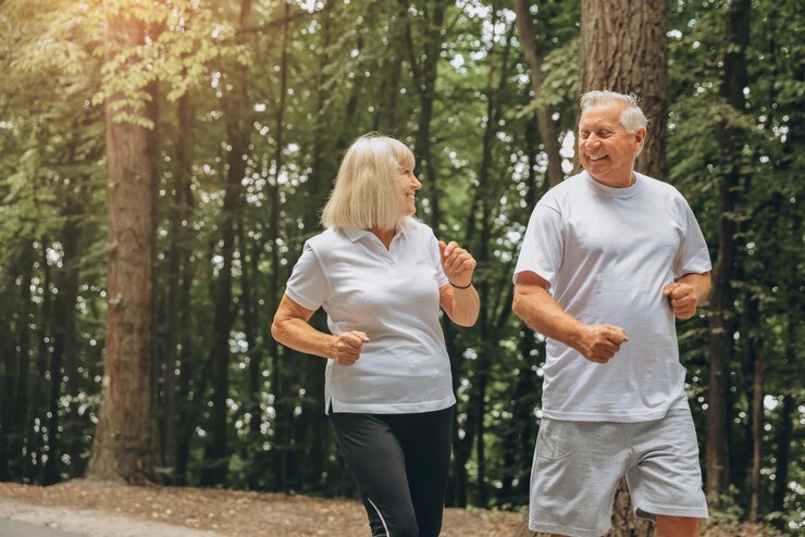 Correndo sol e casal sênior com exercício de fitness e ligação juntos com desafio Pessoas no parque homem velho ou mulher madura com treinamento aposentadoria e bem-estar com sorriso ou brilho lente