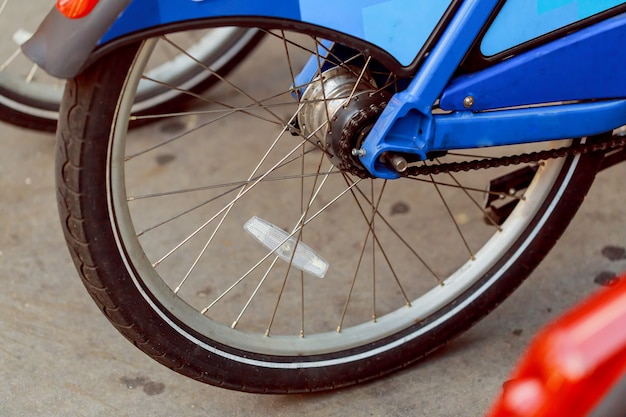 Corrente de bicicleta de close-up girando o pneu traseiro, roda traseira