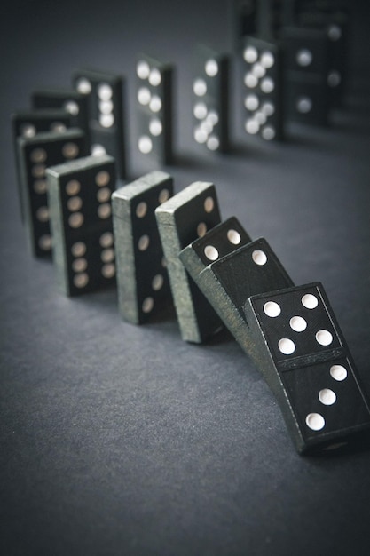 Corrente de dominó preto no fundo da mesa escura