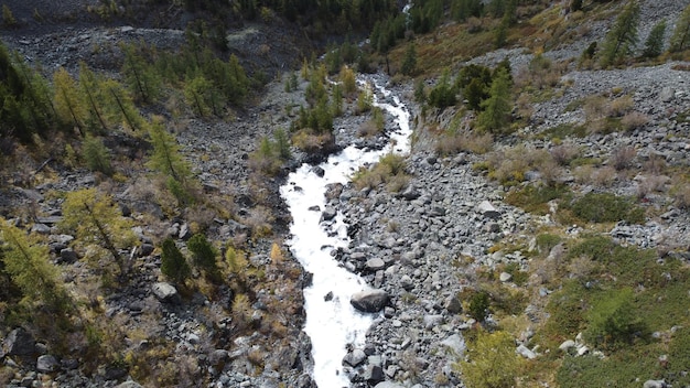 Corrente de montanha e cachoeira na floresta Paisagem pitoresca de drones aéreos Montanhas de Altai Rússia