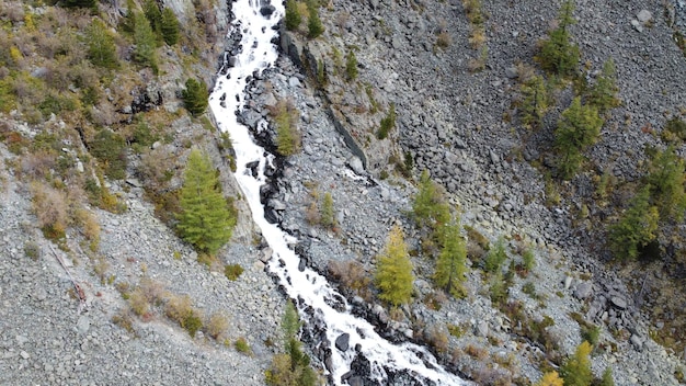 Corrente de montanha e cachoeira na floresta paisagem pitoresca de drones aéreos montanhas de altai rússia