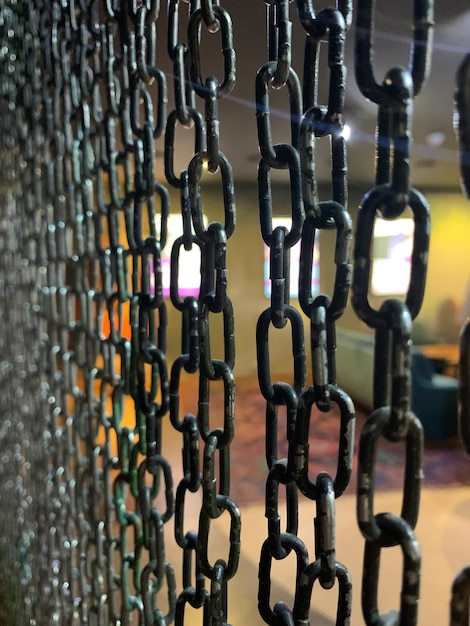 Correntes de metal penduradas na cortina de corrente interior design de interiores moderno de alta tecnologia
