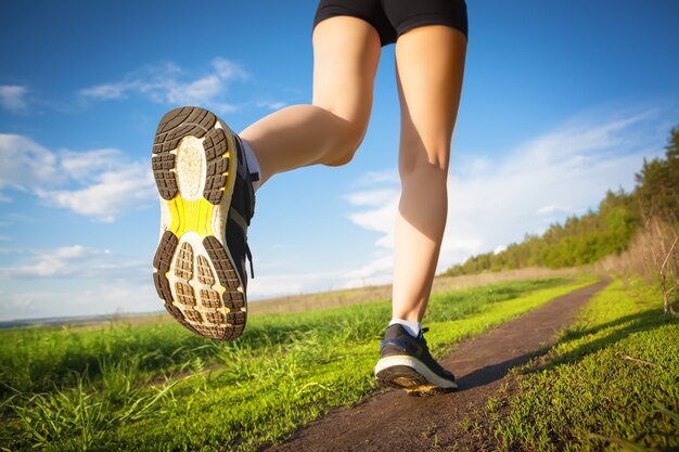 Correr entrenamiento al aire libre para correr mujer