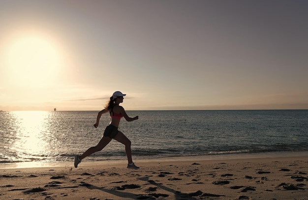 Correr es mi chica favorita Correr a lo largo de la playa Mujer corredora Correr por senderos Actividades para trotar