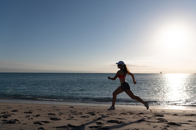 Correr es mi favorito. Chica en forma corre a lo largo de la playa. Corredor de la mujer. Correr por senderos. Actividades de jogging. Sigue adelante.