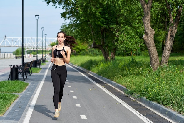 Correr mujer asiática en pista de atletismo Trotar por la mañana El atleta entrenando