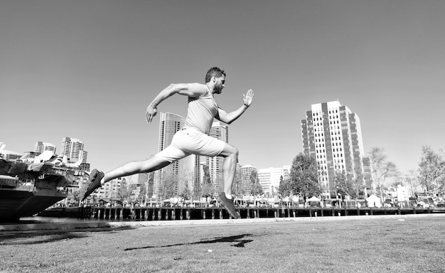 Correr rápido Cara enérgico correr ao ar livre Corredor de homem em roupas esportivas Esportes de verão Correr salto