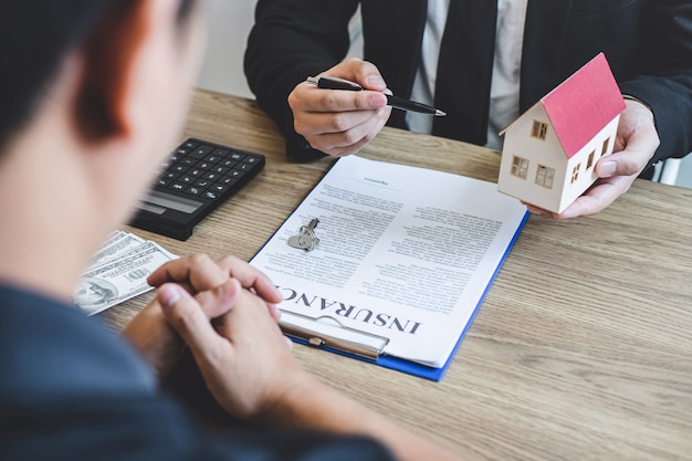 Corretor de agente imobiliário chegar a forma de contrato e apresentação ao cliente assinar contrato contrato imobiliário com formulário de pedido de hipoteca aprovado, compra de oferta de empréstimo hipotecário e seguro de casa