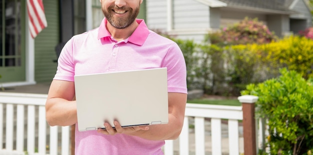 Corretor de homem cortado vendendo ou alugando casa com bandeira americana na comunicação online do pc