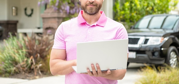 Corretor de homem cortado vendendo ou alugando casa no pc agente imobiliário online