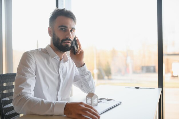 Corretor de imóveis no trabalho Venda e aluguel de imóveis