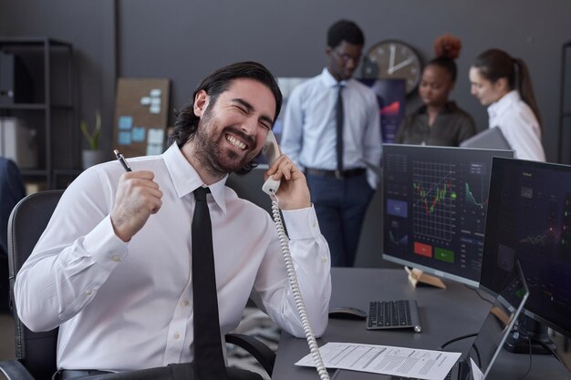 Corretor de sucesso conversando ao telefone