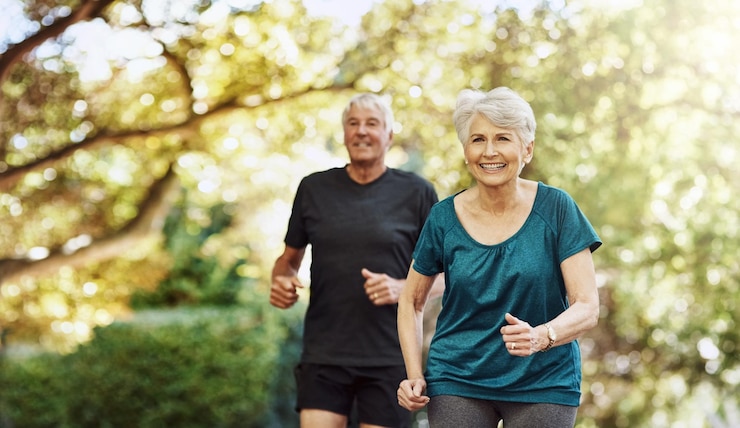 Foto corrida ao ar livre e casal sênior com treino exercício e ligação juntos com bem-estar pessoas no parque homem velho e mulher madura com desafio aposentadoria e hobby com sol e aptidão