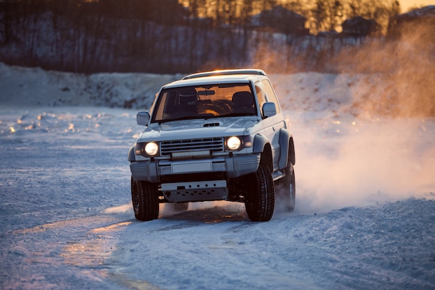 Corrida clássica de rally com SUVs em um rio congelado no inverno