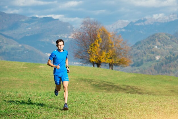 Corrida com a natureza de um atleta no prado verde.