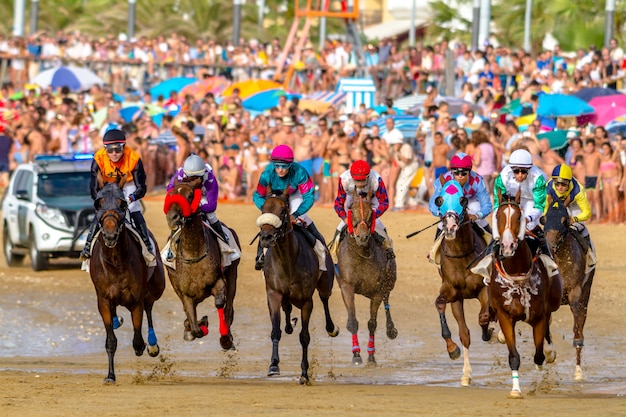 Corrida de cavalos em sanlucar de barrameda, espanha, 2016