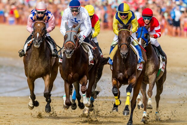 Vetores de Homem Em Um Cavalo Pulando Uma Cerca e mais imagens de Corrida  de Cavalos - Evento Equestre - Corrida de Cavalos - Evento Equestre, Fora  De Moda - Estilo, Estilo retrô - iStock