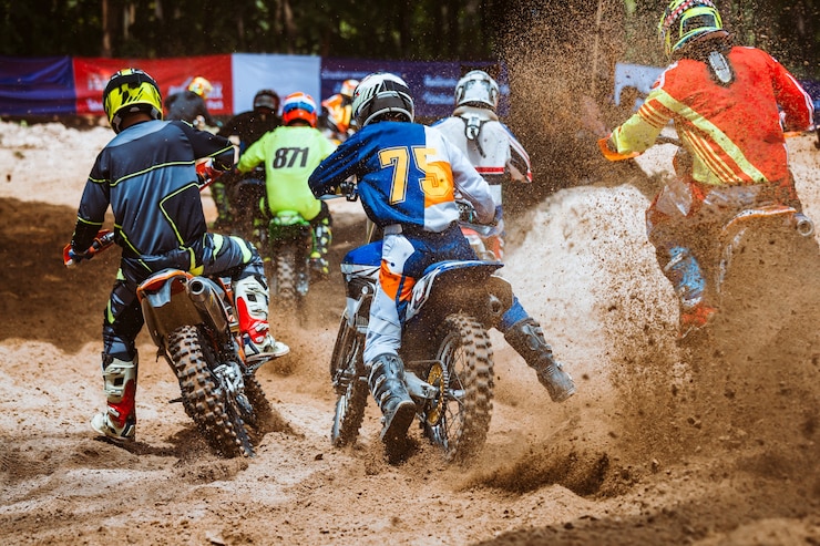 Foto corrida de mountain bike em pista de terra