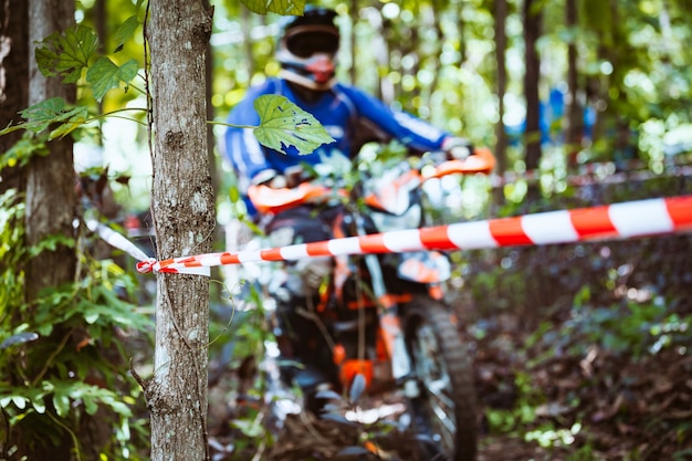 Foto corrida de mountain bike em pista de terra