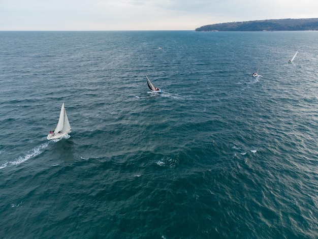 Corrida de regata de iates à vela na vista aérea do mar