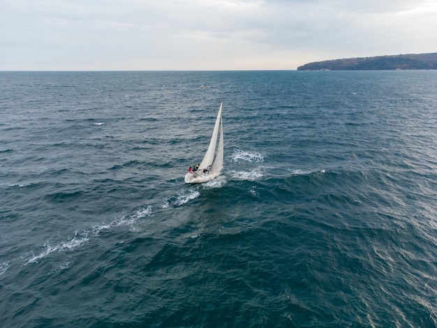 Corrida de regata de iates à vela na vista aérea do mar