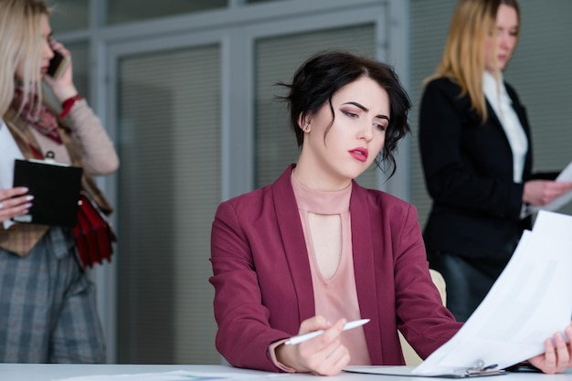 Corrida do escritório e zumbido triste mulher de negócios pensativa sentada à mesa pensando no conceito de problemas de trabalho