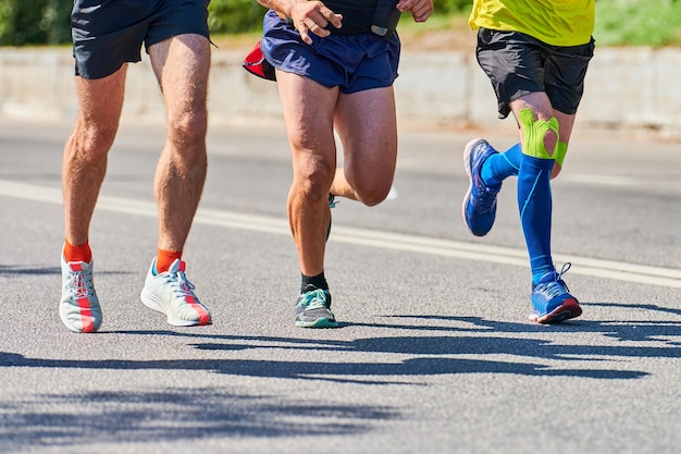 Foto corrida homens esporte homens jogging em roupas esportivas na estrada da cidade estilo de vida saudável fitness hobby maratho