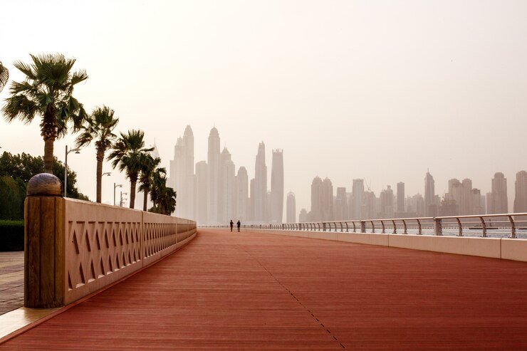 Corrida matinal, um homem e uma mulher correm pela estrada com uma bela vista de Dubai. Emirados Árabes Unidos