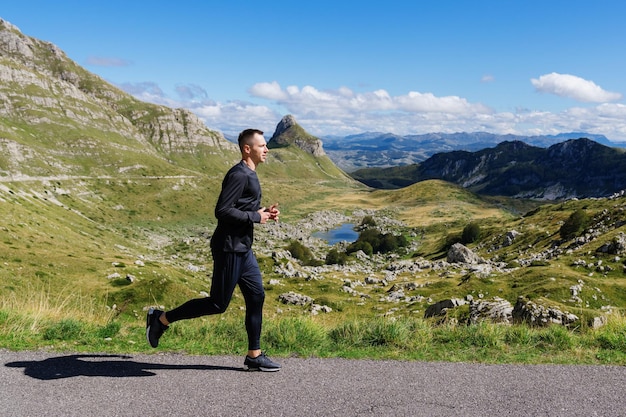 Corriendo en las montañas Un hombre durante un entrenamiento