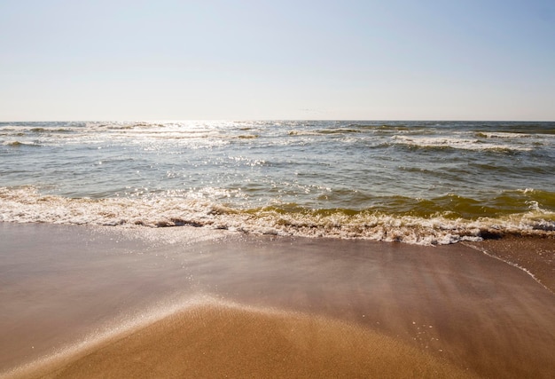 Corriendo olas en un día soleado en la playa de arena del Mar Báltico en Palanga Lituania