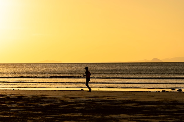 Corriendo por la tarde del mar