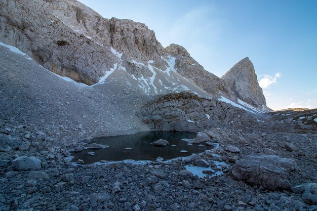 Corriente contra las montañas durante el invierno