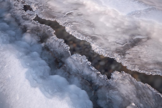 Foto corriente cubierta de hielo en invierno