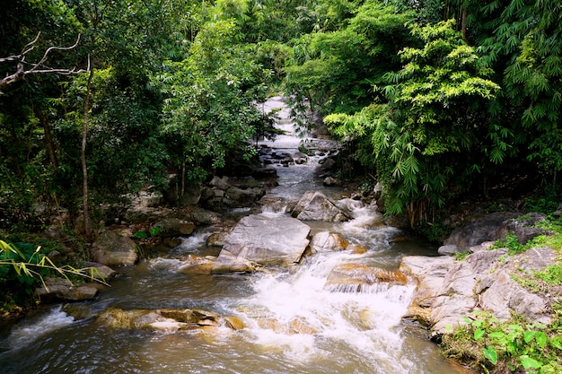 Corriente del río de la cascada de Kao Chan en Suan Phueng, Ratchaburi, Tailandia.